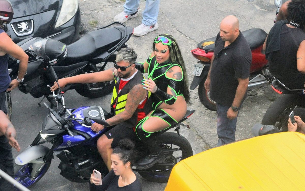 Gloria Groove recebe o carinho dos f&atilde;s em comunidade do Rio