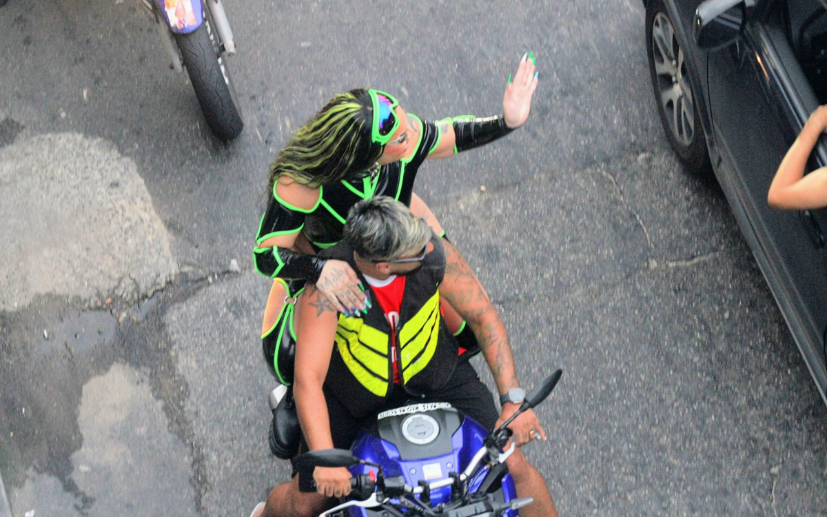 Gloria Groove grava clipe em comunidade do Rio