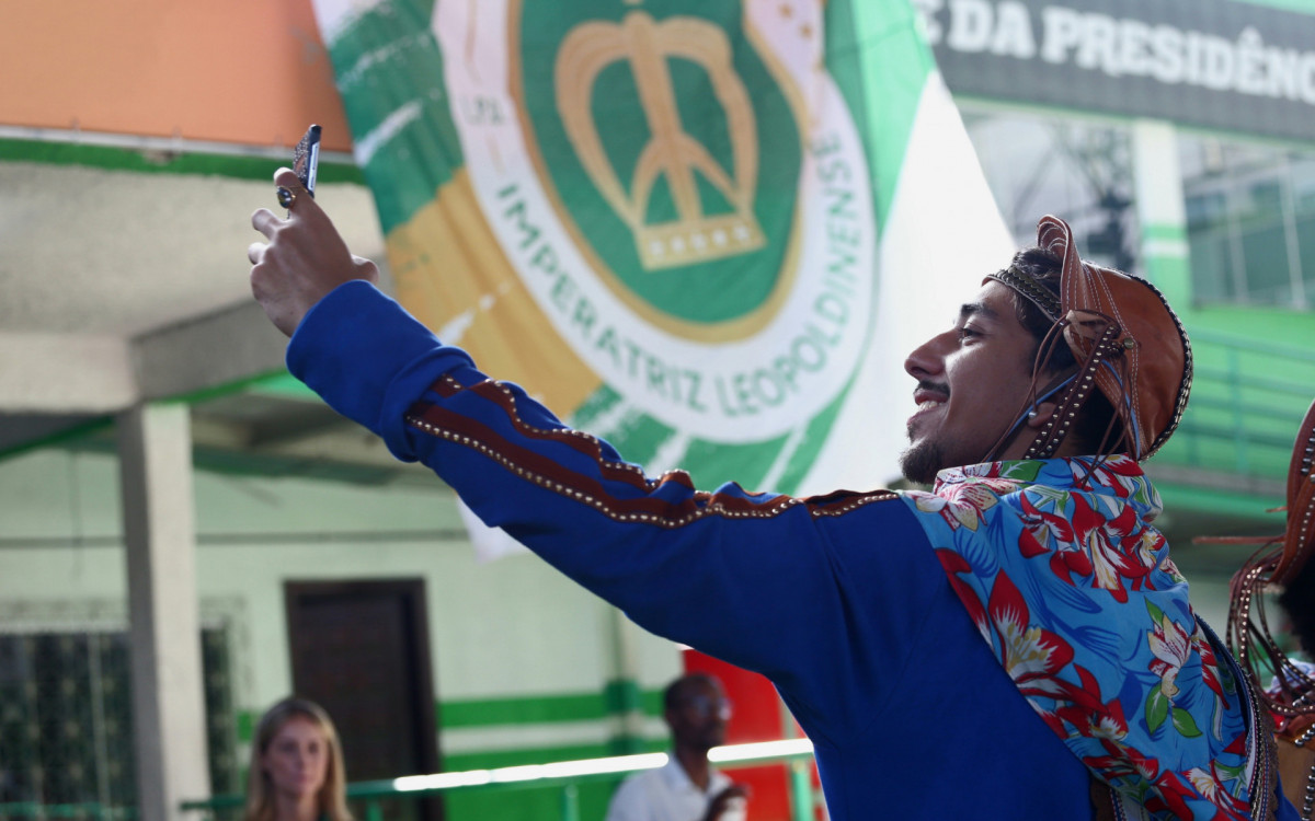 Integrante da Imperatriz Leopoldinense comemora vitória em Ramos