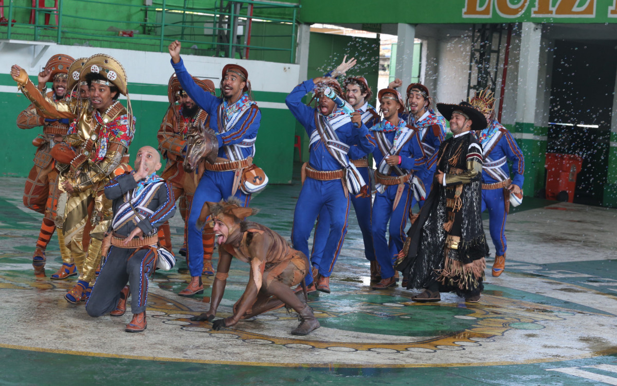 Integrantes da comissão de frente do coreógrafo Marcelo Misailidis