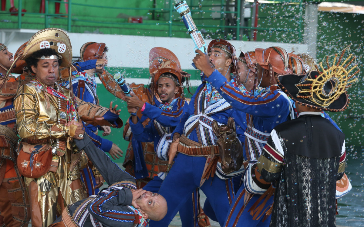 Integrantes da comissão de frente da Imperatriz festejam na quadra da escola em Ramos