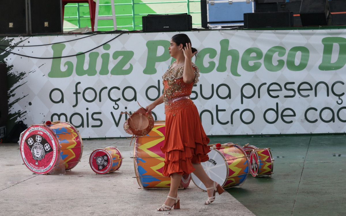 Descanso dos instrumentos: componente cruza a quadra da Imperatriz, vazia, após madrugada de festa