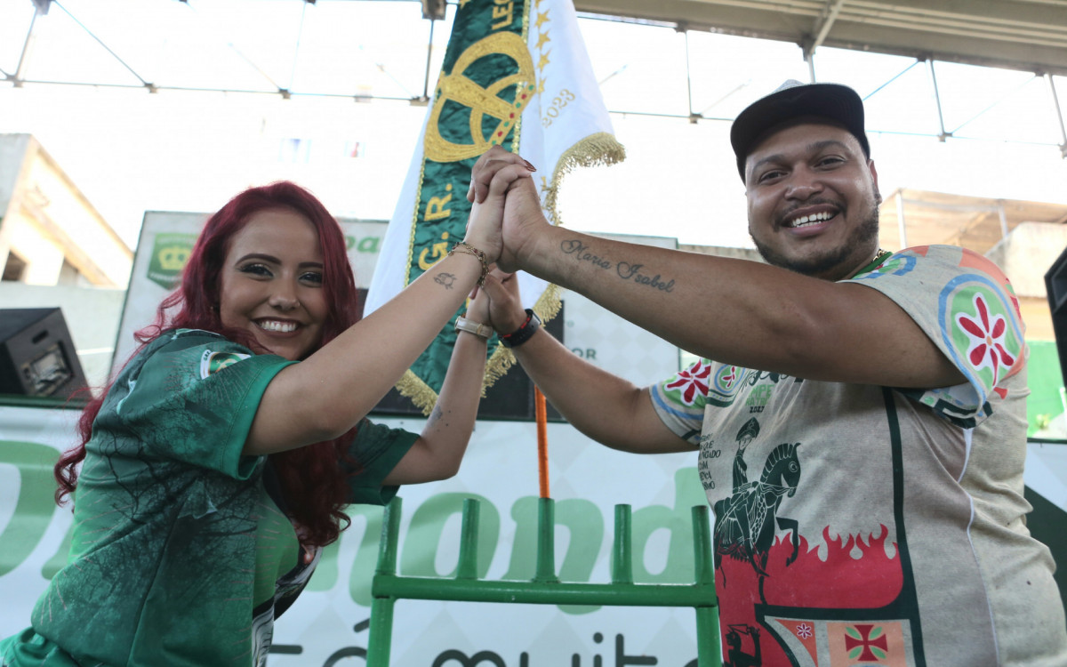 Intérprete da Imperatriz, Pitty de Menezes, e Thati Carvalho, integrante do carro de som