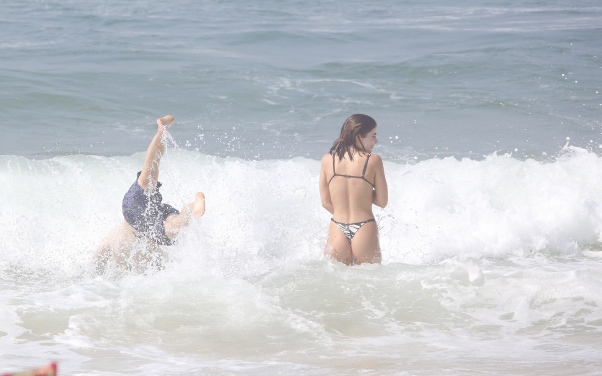 Jade Picon curte dia de praia na Barra da Tijuca, na Zona Oeste do Rio, ao lado do irmão, Leo Picon
