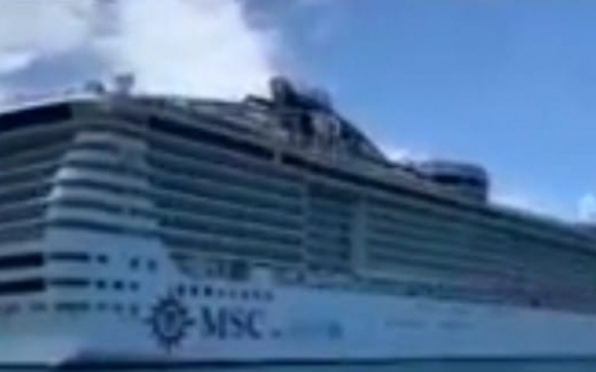 MSC Preziosa na Vila do Abraão, Ilha Grande.