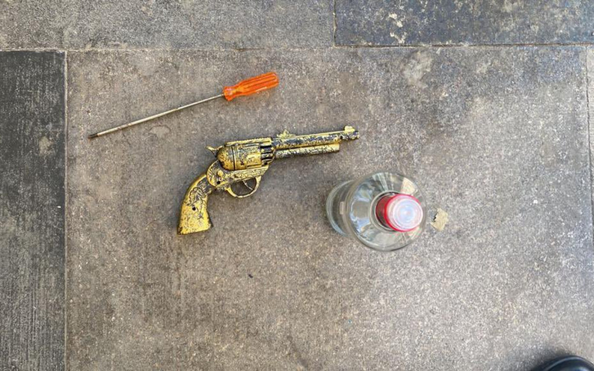 Durante as revistas nos mega blocas, foram apreendidos mais de 190 objetos que poderiam ser usados em crimes ou brigas