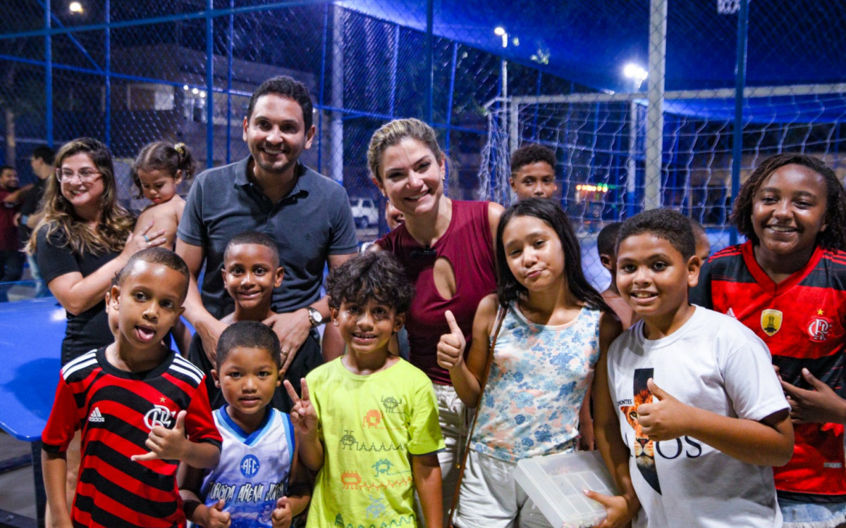 O prefeito Abra&atilde;ozinho e a vice Fl&aacute;via Duarte com as crian&ccedil;as na reinaugura&ccedil;&atilde;o da Pra&ccedil;a Beija-Flor