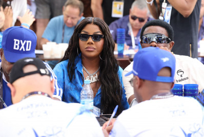 Após interpretar samba com Neguinho da Beija-Flor, Ludmilla acompanha apuração das notas