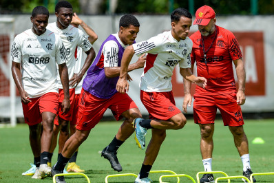 Vitor Pereira opta por três zagueiros para clássico do Flamengo com o Botafogo