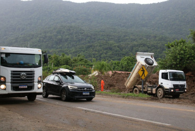 Rio-Santos tem 13 interdições parciais devido às chuvas