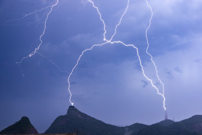 Fotógrafos voltam a clicar raio atingindo Cristo Redentor; veja imagens