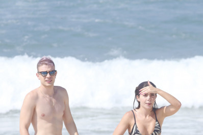 Jade Picon se diverte na praia ao lado do irmão, Leo