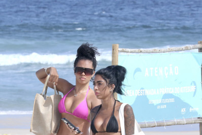 Dhiovanna Barbosa, irmã de Gabigol, curte dia de sol em praia do Rio