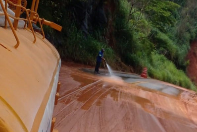 Equipes da prefeitura de Volta Redonda limpam ruas após temporais