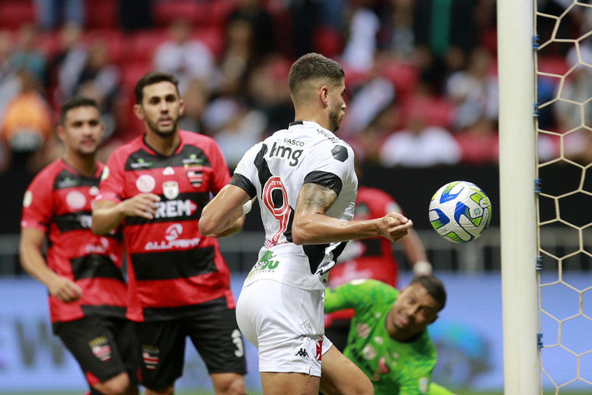 Pedro Raul finaliza de peito para fazer o segundo gol do Vasco contra o Trem-AP - FOTO: Daniel RAMALHO/VASCO