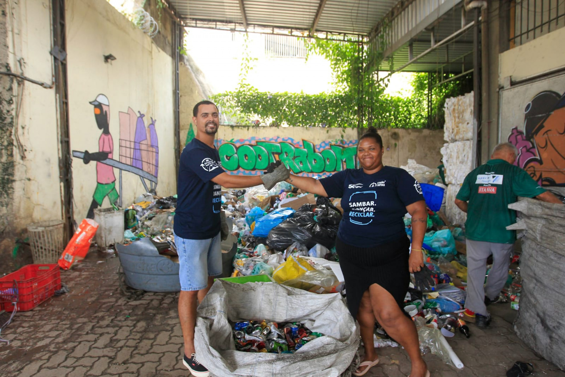 Roger Alves e Michele Rodrigues trabalharam de 7h às 19h durante os desfiles na Sapucaí coletando latinhas  - Reginaldo Pimenta / Agência O DIA