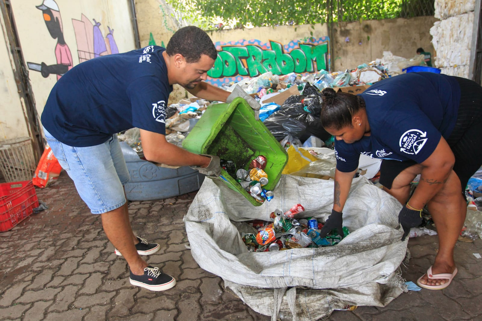 Roger Alves e Michele Rodrigues trabalharam de 7h às 19h durante os desfiles na Sapucaí coletando latinhas  - Reginaldo Pimenta / Agência O DIA