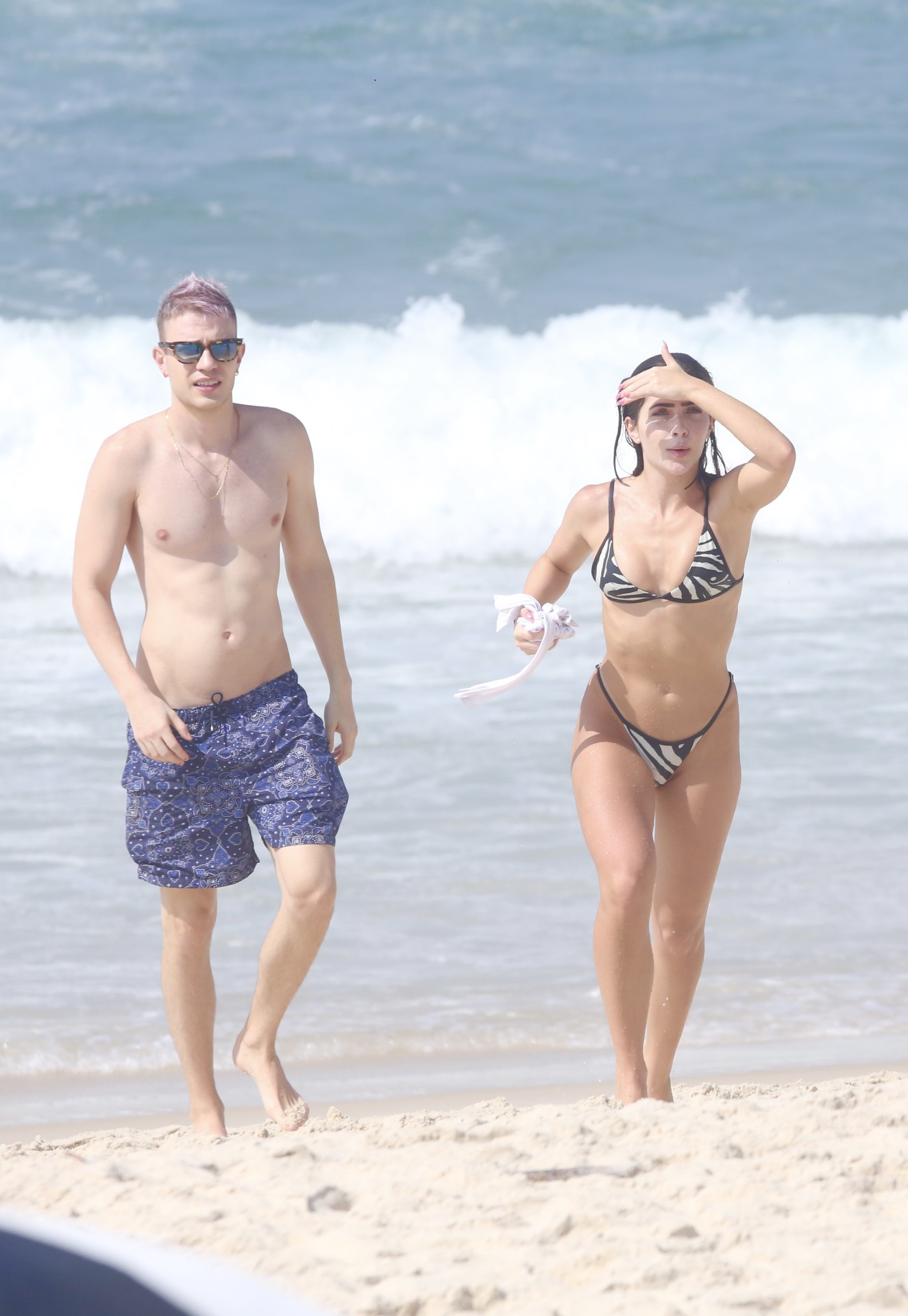 Jade Picon curte dia de praia na Barra da Tijuca, na Zona Oeste do Rio, ao lado do irmão, Leo Picon - Victor Chapetta / Ag. News