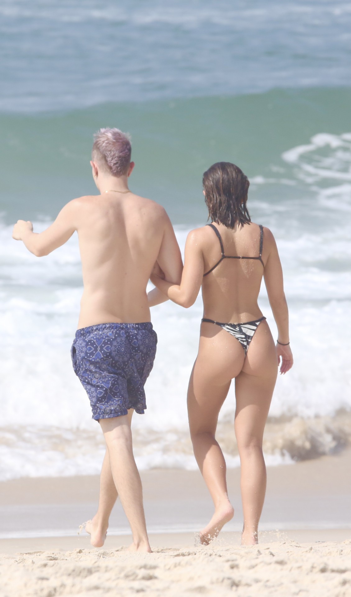 Jade Picon curte dia de praia na Barra da Tijuca, na Zona Oeste do Rio, ao lado do irm&atilde;o, Leo Picon