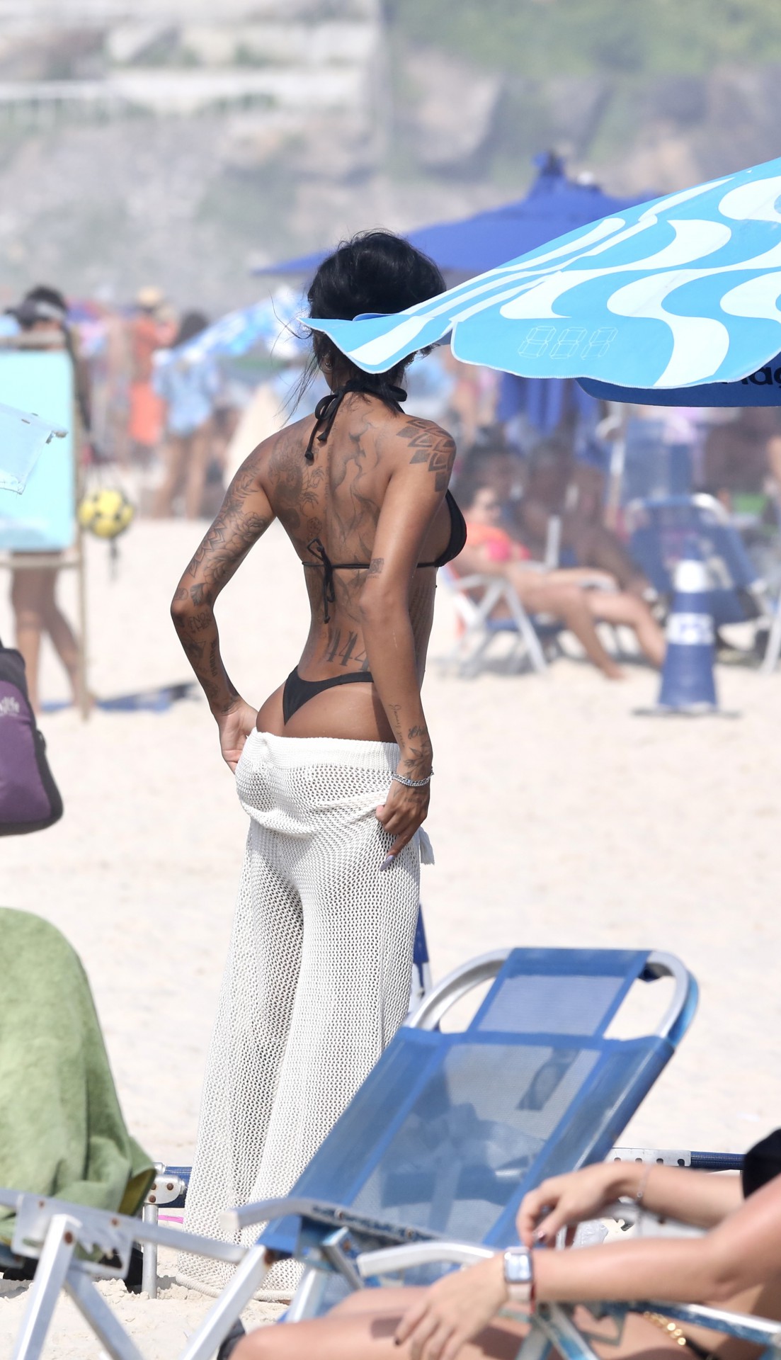 Dhiovanna Barbosa curte dia ensolarado na praia da Barra da Tijuca