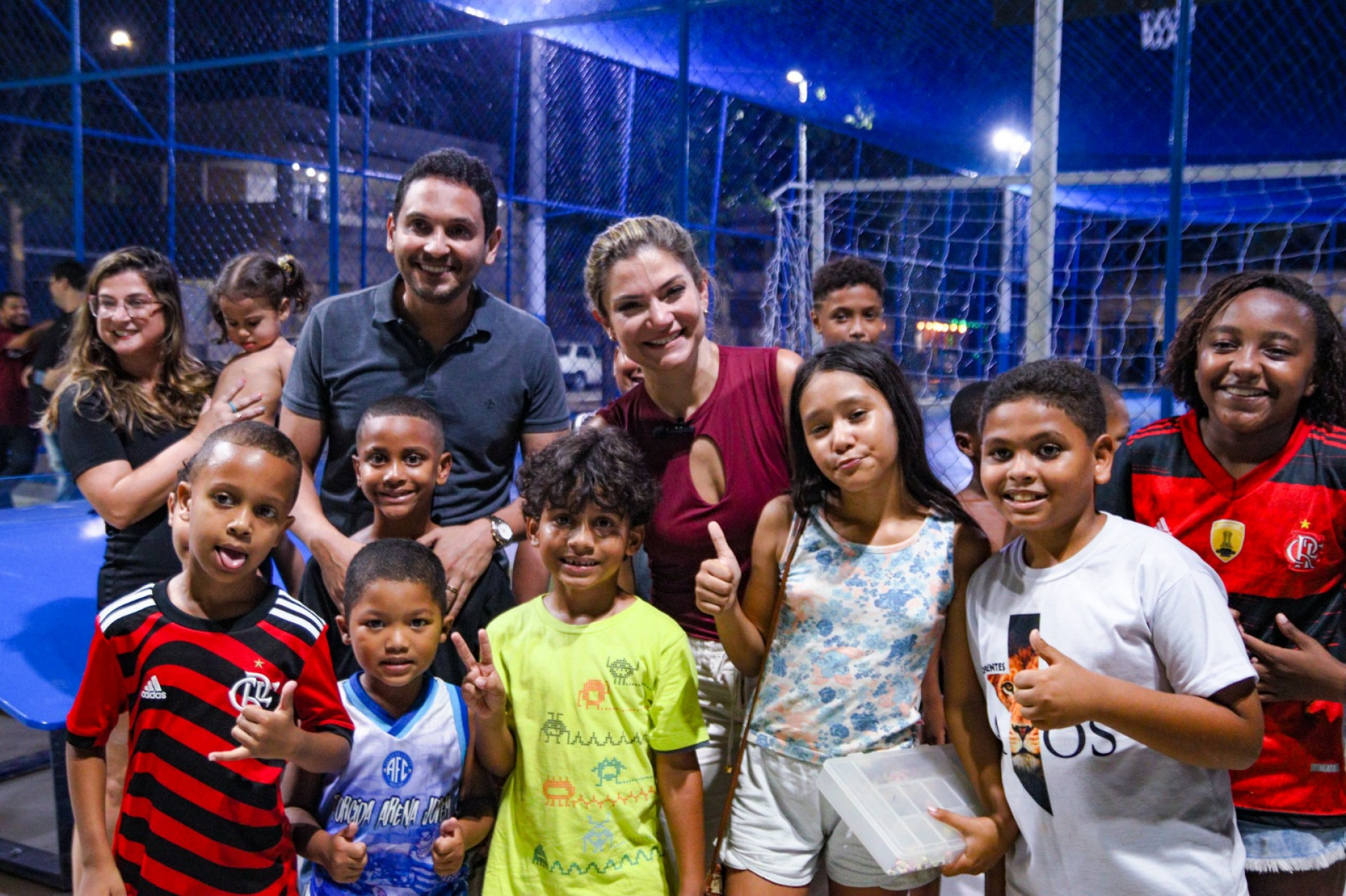 O prefeito Abra&atilde;ozinho e a vice Fl&aacute;via Duarte com as crian&ccedil;as na reinaugura&ccedil;&atilde;o da Pra&ccedil;a Beija-Flor - Divulga&ccedil;&atilde;o / PMN