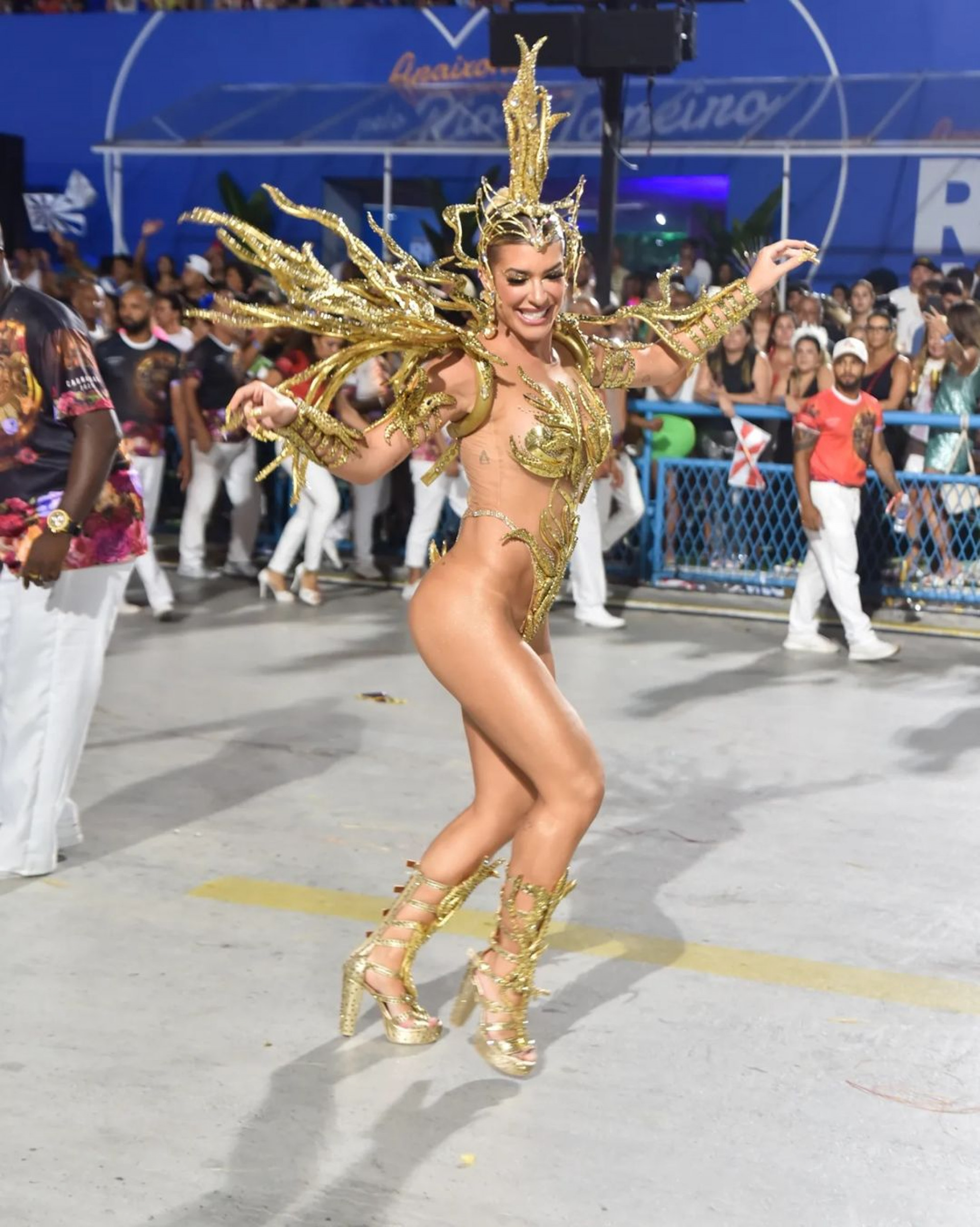 Lore Improta desfilou como musa da Viradouro - Reprodução/Instagram/Leo Franco