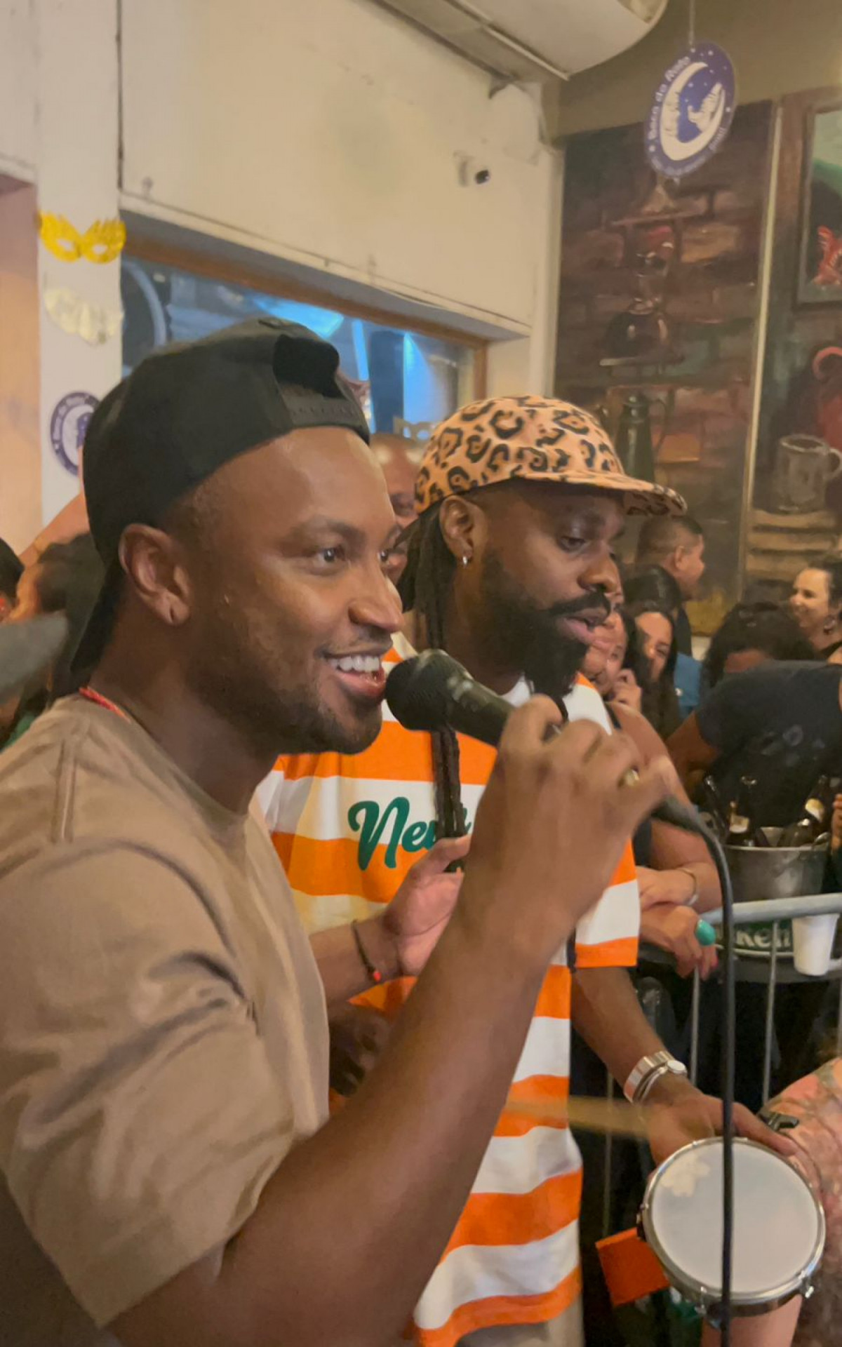 Thiaguinho curte folga no Beco do Rato