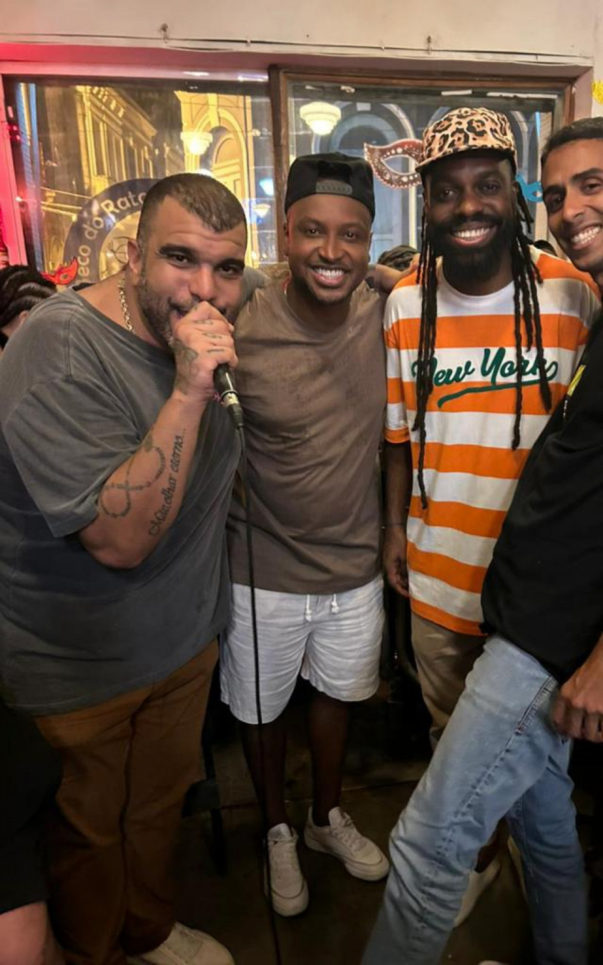 Thiaguinho curte folga no Beco do Rato