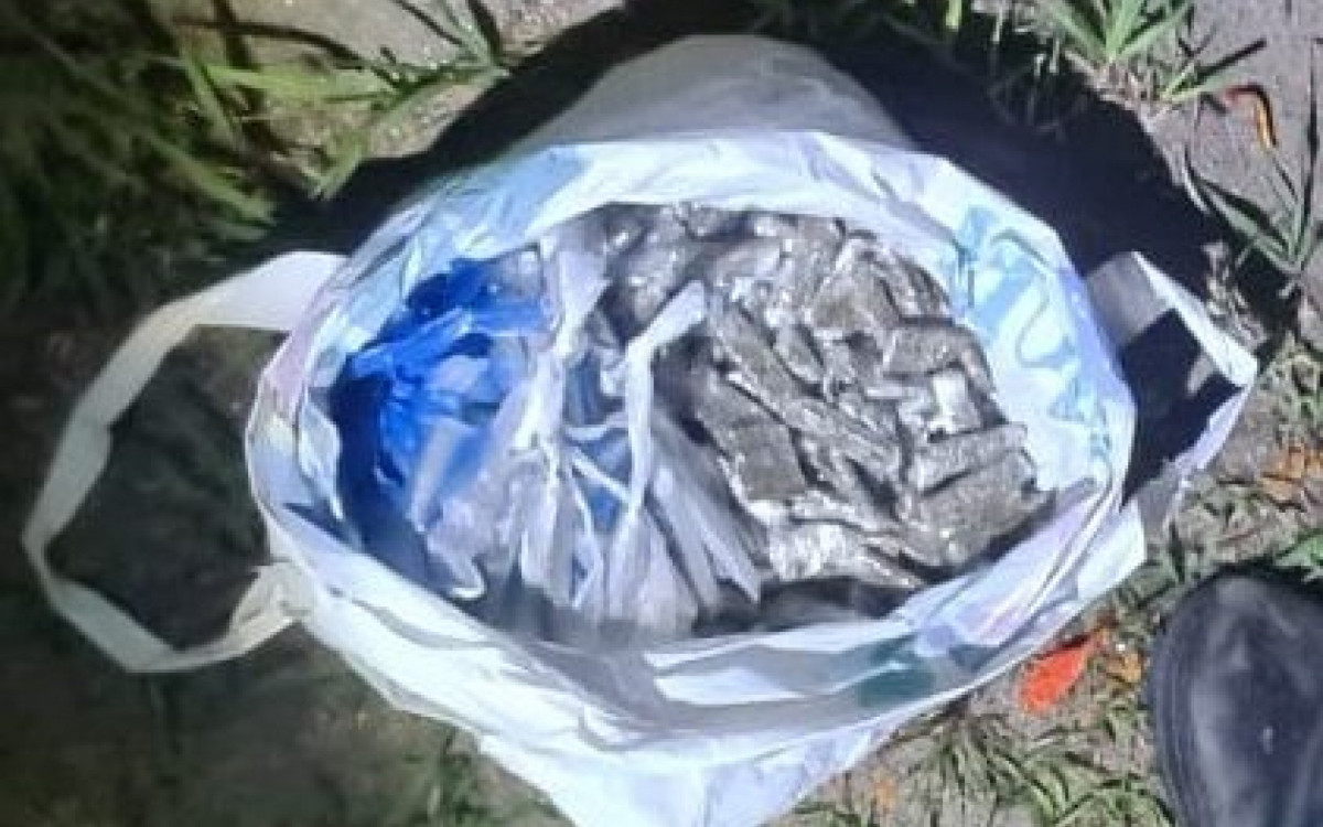 No bairro Parque Eldorado 3, o criminoso, de 33 anos, foi capturado ap&oacute;s uma den&uacute;ncia Ele estava com 31 tiras de maconha, 13 c&aacute;psulas de coca&iacute;na e R$ 20 em esp&eacute;cie.