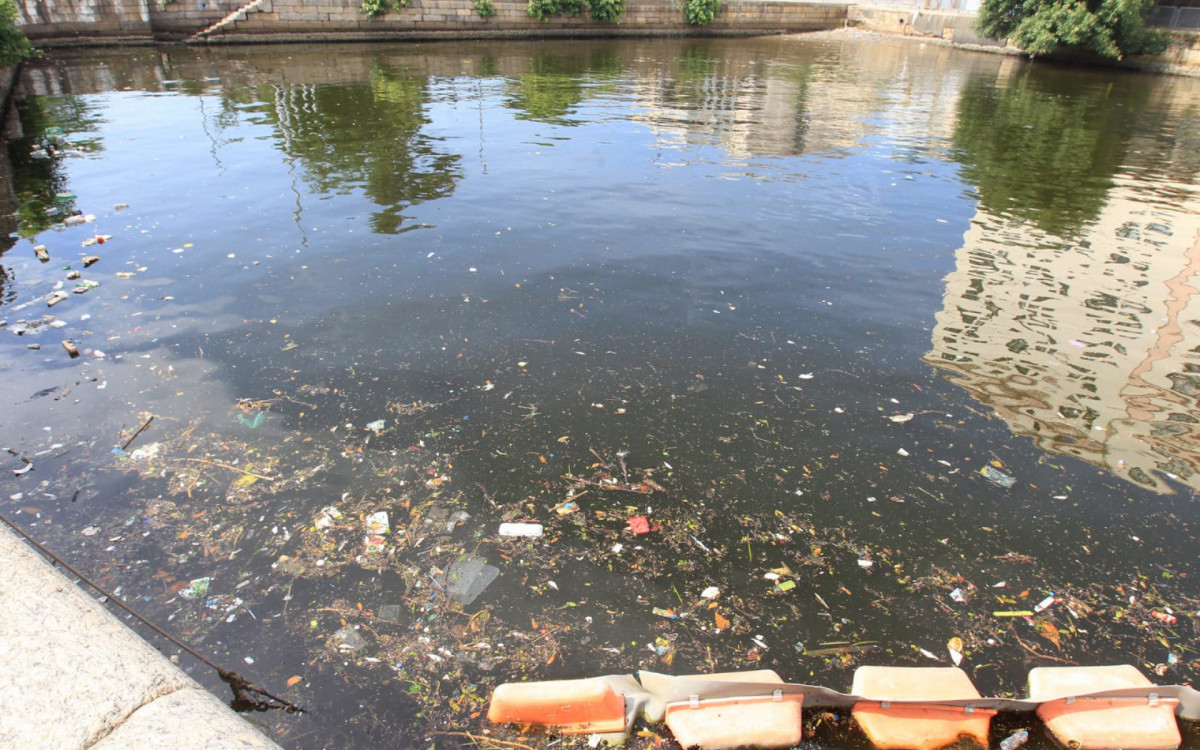 Baía de Guanabara acumula bastante lixo após o Carnaval - Reginaldo Pimenta / Agência O Dia