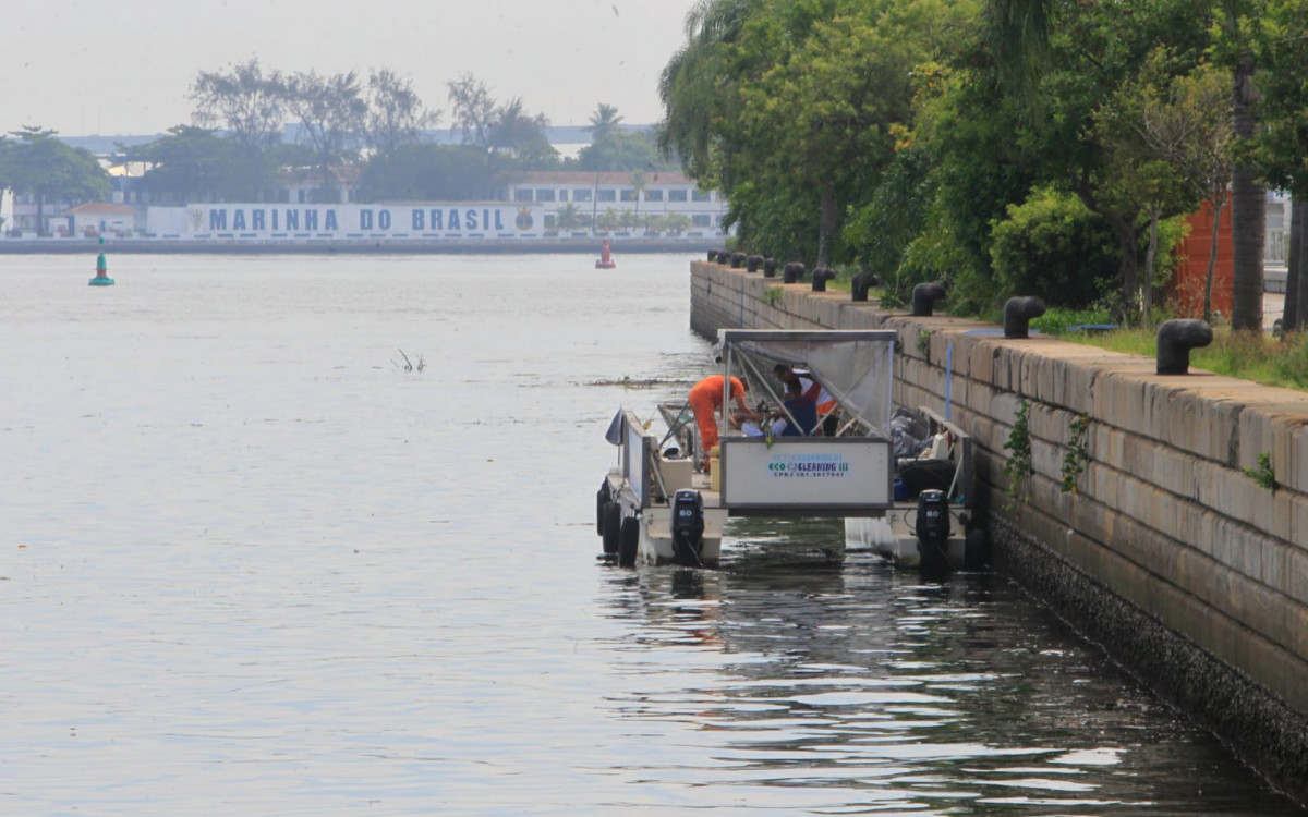 Trator da Comlurb recolhe lixo na Baía de Guanabara, próximo ao Museu do Amanhã - Reginaldo Pimenta / Agência O Dia