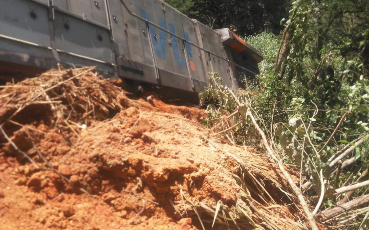 N&atilde;o houve feridos; tr&aacute;fego j&aacute; foi normalizado