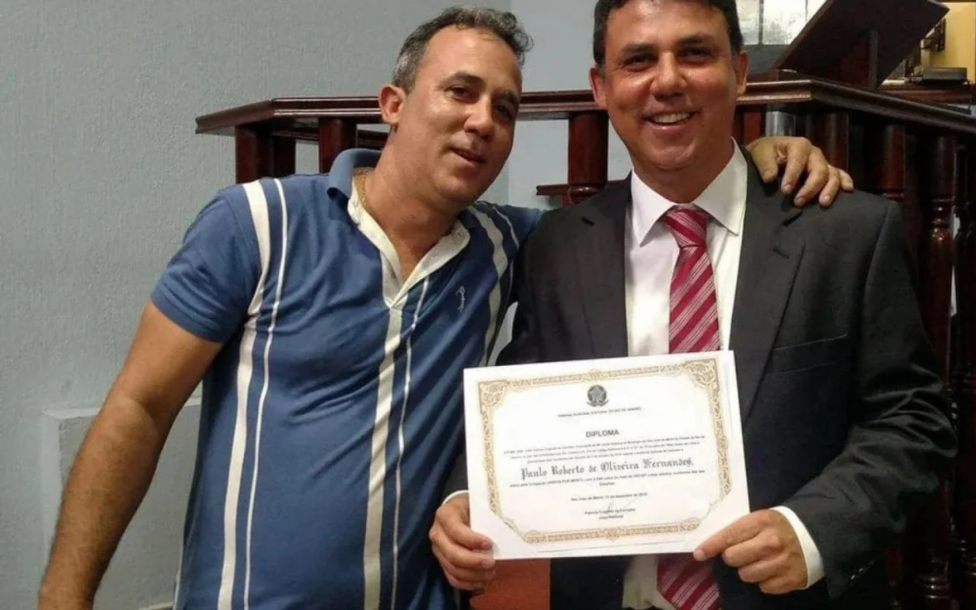 Jorge Rodrigo de Oliveira Fernandes, ao lado do irm&atilde;o, o vereador Paulinho Juventude (terno) - Reprodu&ccedil;&atilde;o