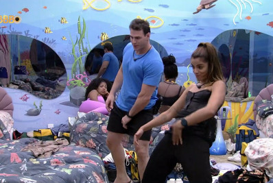 Após conversa com Guimê, Key e Gustavo fazem gesto obsceno: 'Meu ovo'