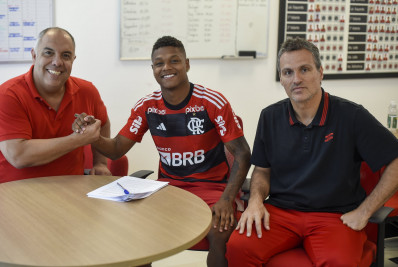 Flamengo anuncia a renovação de Matheus França até o fim de 2027