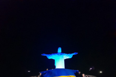 Cristo é iluminado com as cores da bandeira da Ucrânia