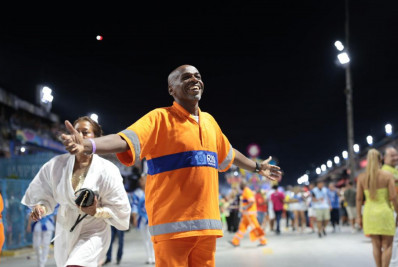 Ícone do Carnaval, gari Renato Sorriso comemora 25 anos de Sambódromo