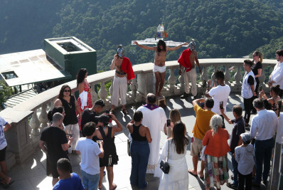 Zelador do Cristo Redentor vive Jesus aos pés do monumento