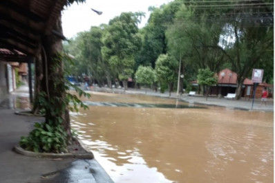 Ruas de 3 bairros foram tomadas pela água após transbordamento do rio Paraíba do Sul