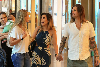 Wanessa Camargo e Dado Dolabella passeiam de mãos dadas no shopping