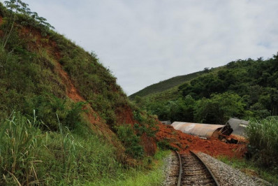 Queda de barreira em linha férrea causa tombamento de composição
