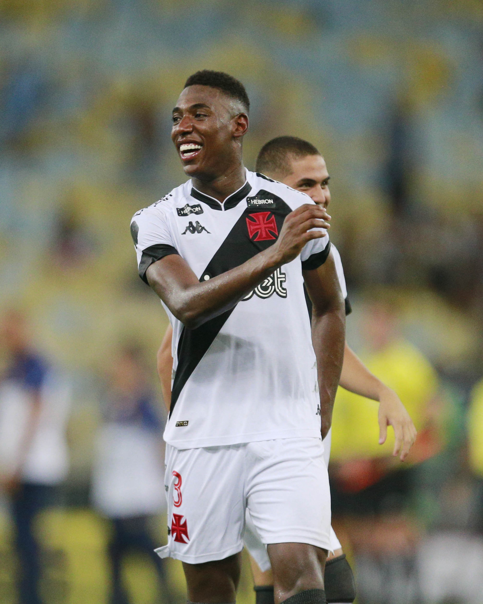 Zagueiro Léo arranca elogios do técnico Mauricio Barbieri