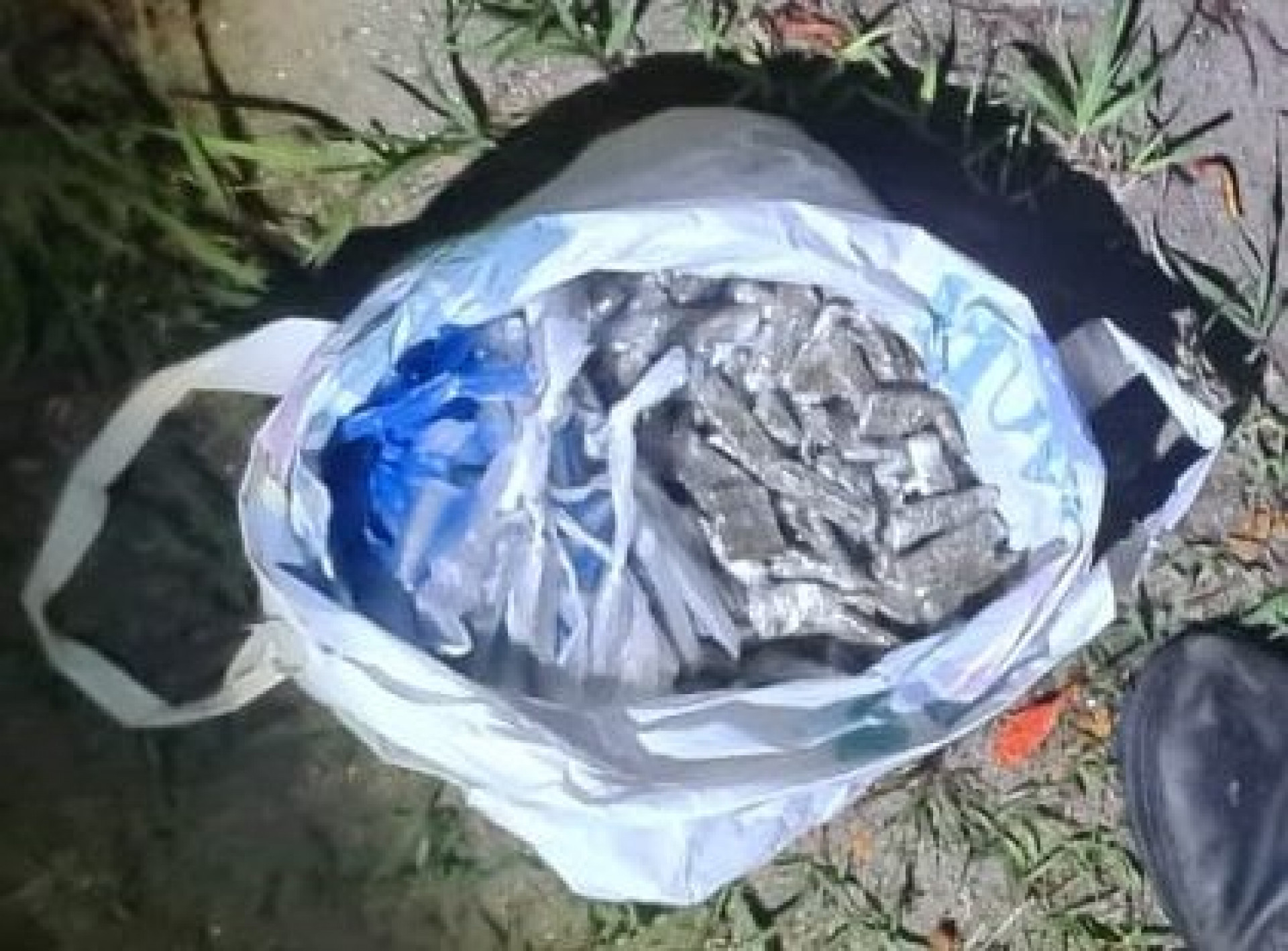 No bairro Parque Eldorado 3, o criminoso, de 33 anos, foi capturado ap&oacute;s uma den&uacute;ncia Ele estava com 31 tiras de maconha, 13 c&aacute;psulas de coca&iacute;na e R$ 20 em esp&eacute;cie. - Letycia Rocha (RC24h)