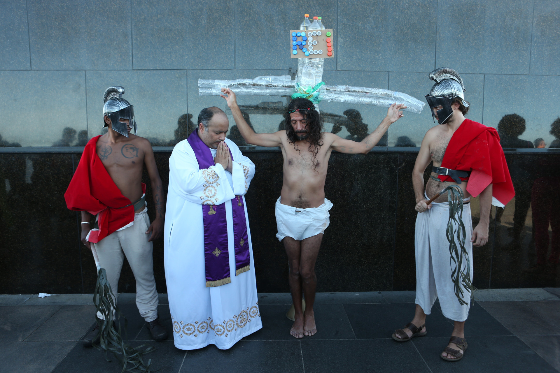 Encena&ccedil;&atilde;o da Paix&atilde;o de Cristo no Cristo Redentor. Na foto, Padre Omar, Pablo Anibal como Jesus e os romanos (Luiz Felipe e L&uacute;cio Pedroso) - Cleber Mendes/ Ag&ecirc;ncia O Dia