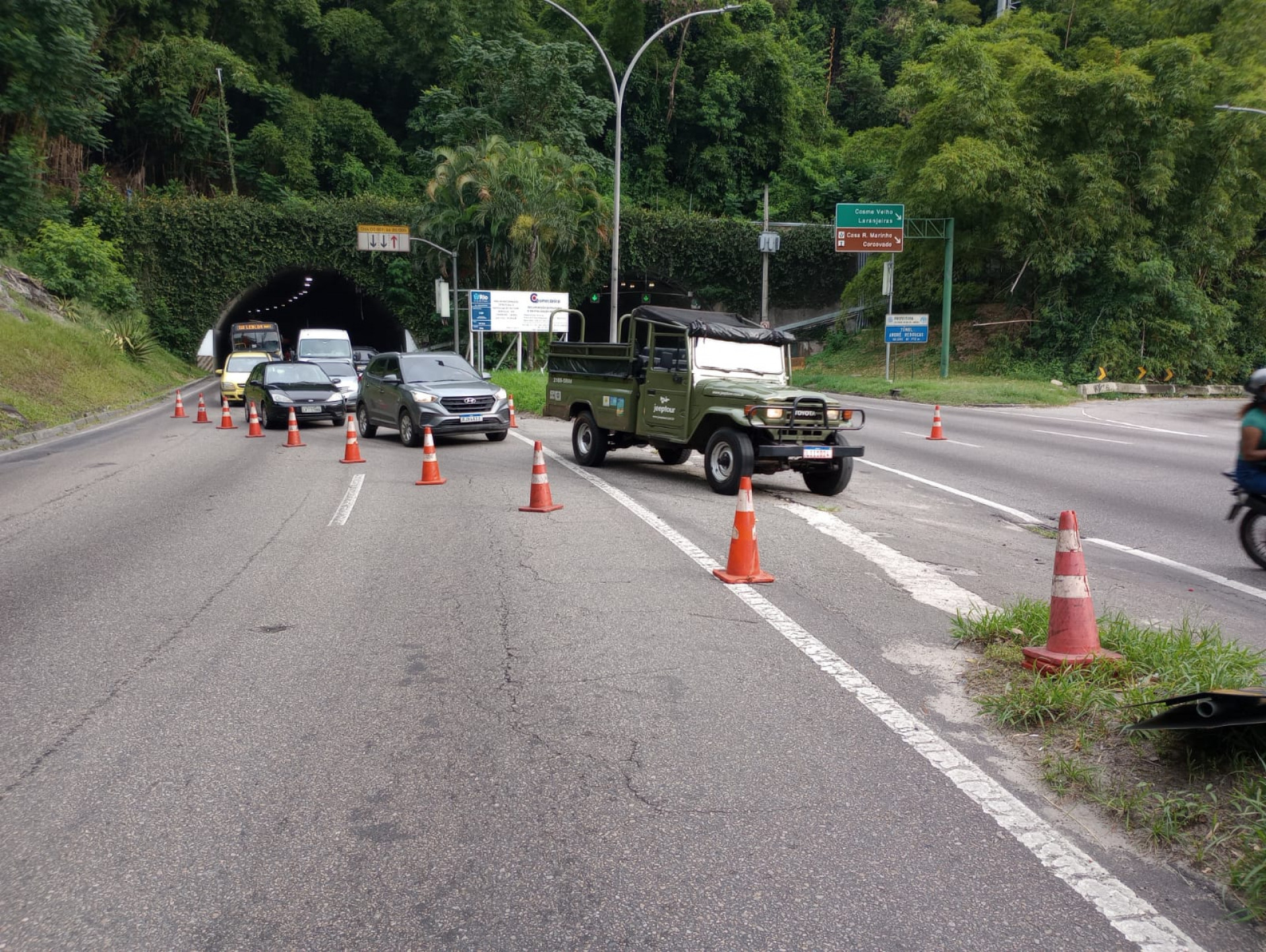 Cones indicam que há uma reversível no túnel rebouças - Reprodução