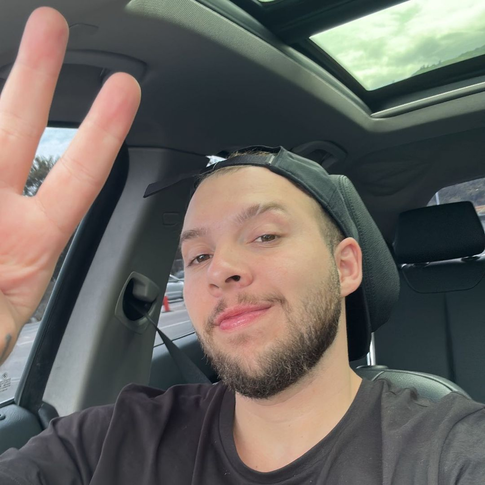 Influenciador Carlos Ortega passou mal e foi socorrido após fumar cigarro eletrônico - Reprodução/Instagram