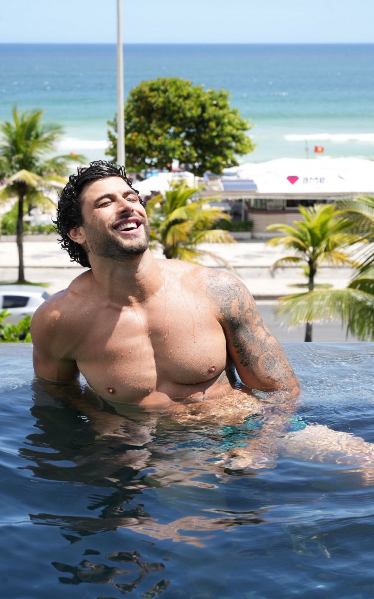 Jesus Luz em piscina de hotel