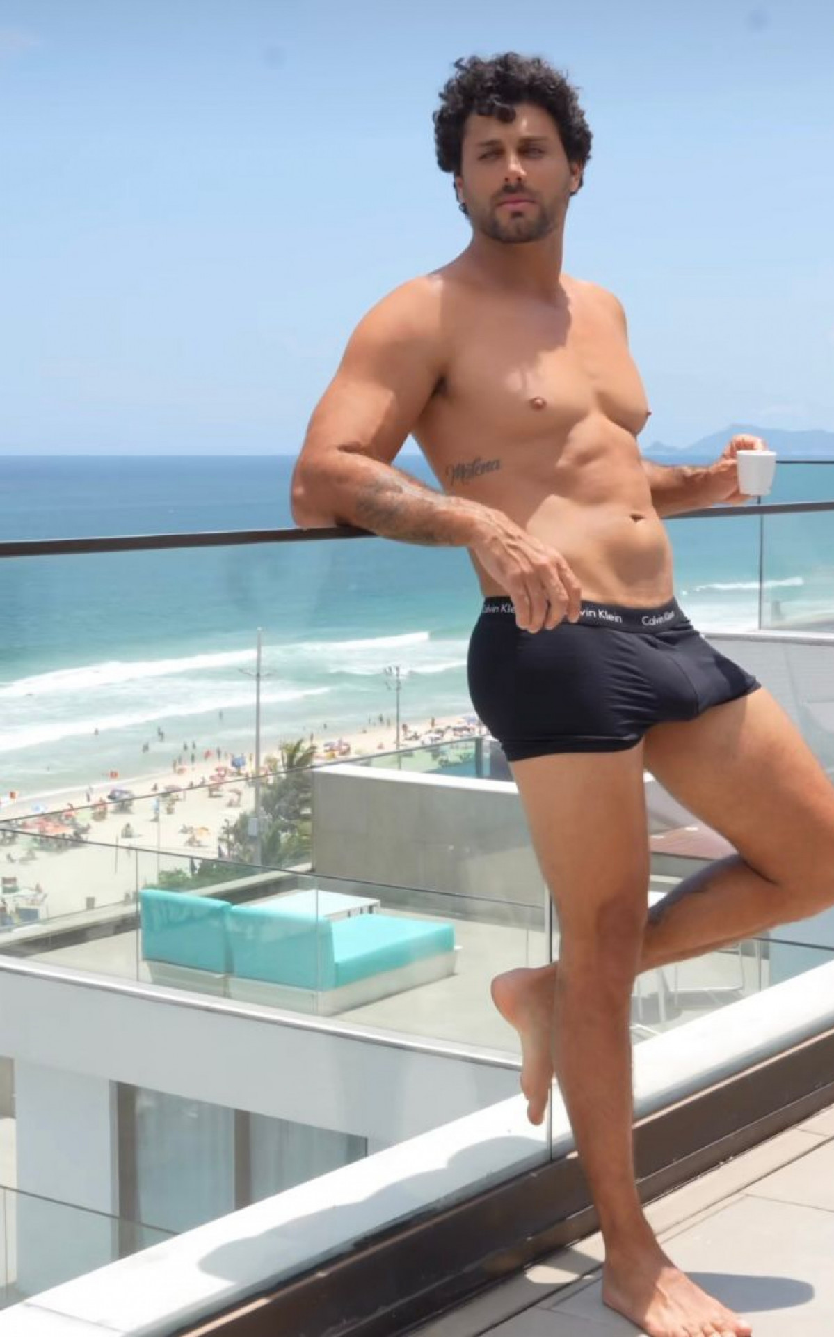 Jesus Luz em piscina de hotel