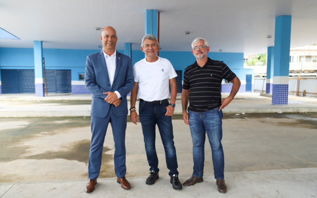 O deputado estadual Valdecy da Sa&uacute;de, prefeito Dr. Jo&atilde;o e o secret&aacute;rio de Servi&ccedil;os P&uacute;blicos Jo&atilde;ozinho 