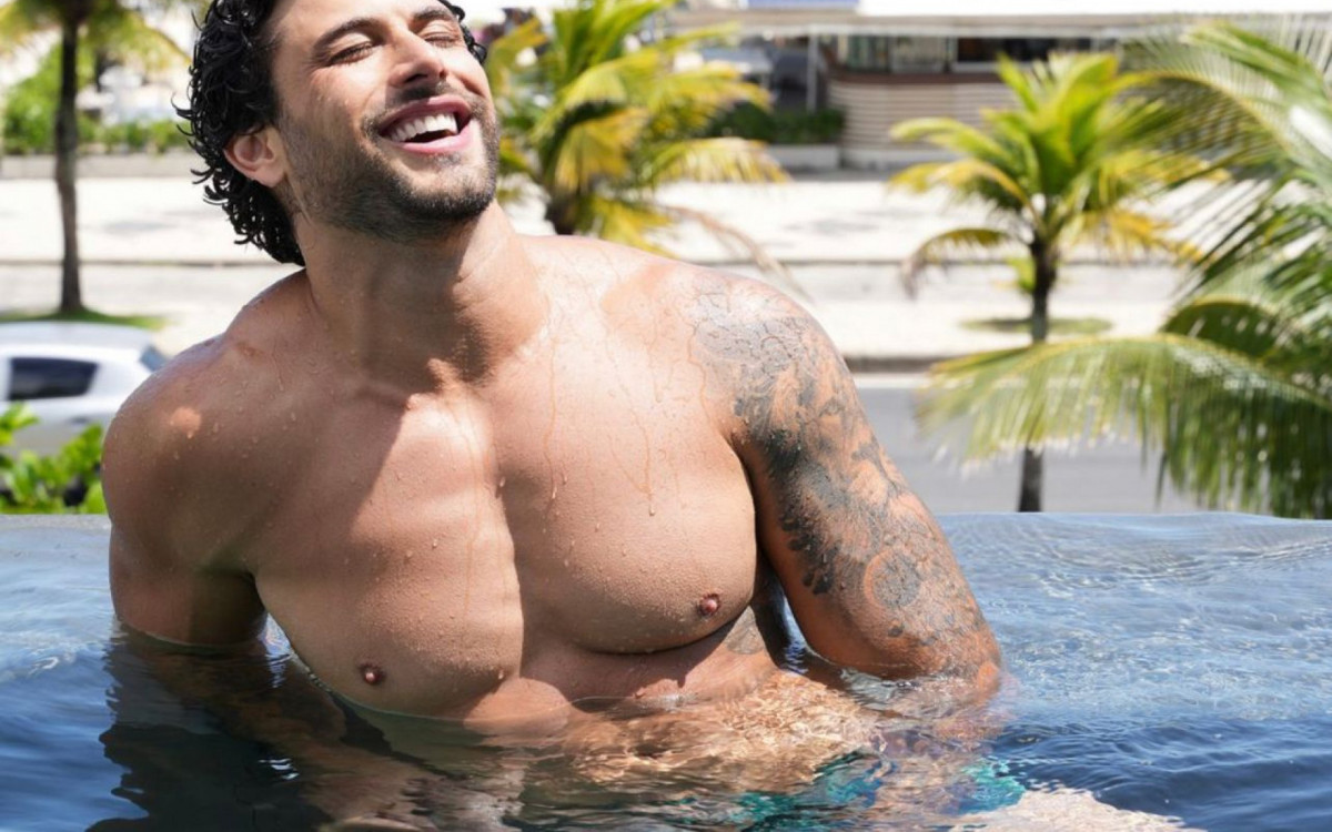 Jesus Luz em piscina de hotel